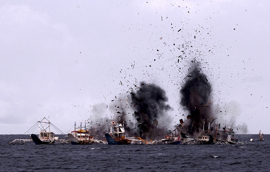 
Hải quân Indonesia đánh chìm tàu nước ngoài đánh cá trái phép Ảnh: REUTERS

