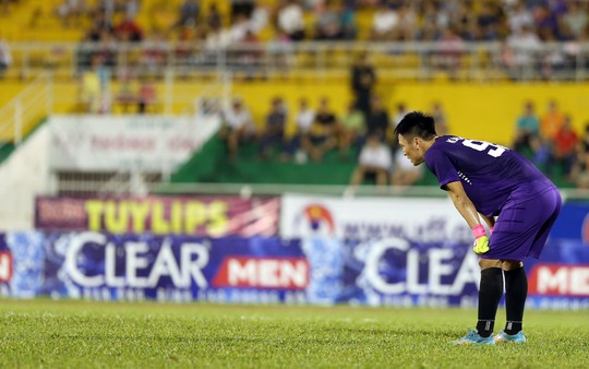 Thủ môn Hoàng Văn Hùng mắc lỗi trong 3 bàn thua ở trận bán kết U21 Việt Nam thua ngược U21 Thái Lan 1-3Ảnh: Quang Liêm