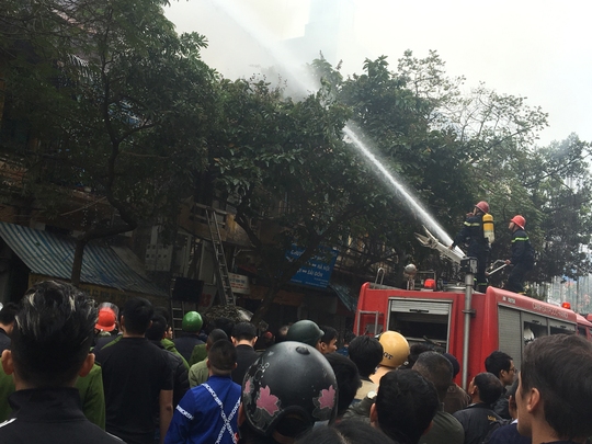 
Vụ hỏa hoạn xảy ra vào khoảng 12 giờ ngày 27-12 tại phường Hàng Mã, quận Hoàn Kiếm, Hà Nội Ảnh: Văn Duẩn
