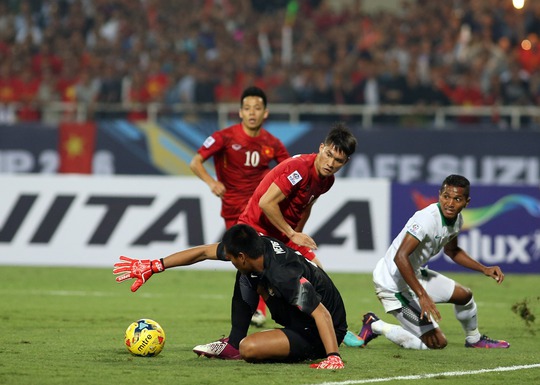 
Công Vinh với pha xử lý lúng túng khiến Việt Nam vuột cơ hội ghi bàn trong trận bán kết lượt về AFF Suzuki Cup 2016 trước Indonesia
