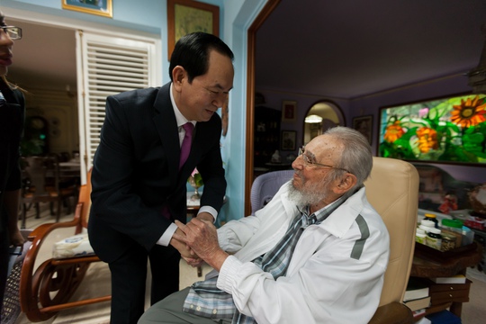 Chủ tịch nước Trần Đại Quang đến chào lãnh tụ Cuba Fidel Castro ngày 15-11-2016Ảnh: Bộ Ngoại giao