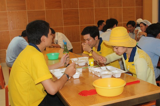 
Công nhân Công ty CP Sản xuất Nhựa Duy Tân luôn được thưởng thức bữa ăn ngon, bảo đảm sức khỏe để làm việc Ảnh: THANH NGA

