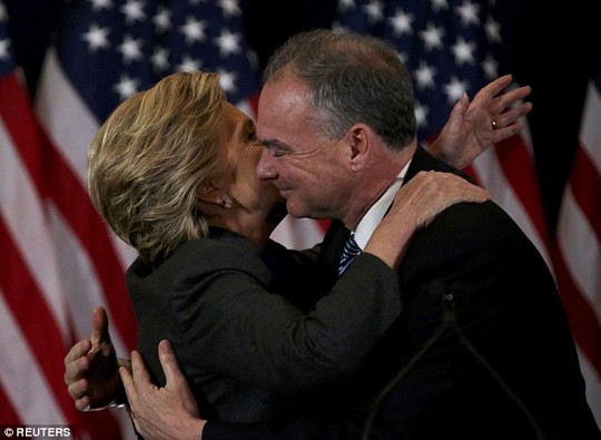 Bà Clinton ôm phó tướng Tim Kaine của mình. Ảnh: Reuters