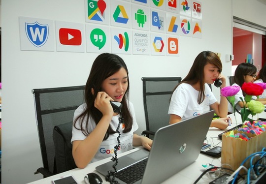 Các doanh nghiệp tại Việt Nam đang đẩy mạnh quảng bá bán hàng trực tuyến trong dịp Tết năm nay. Ảnh: Chánh Trung.