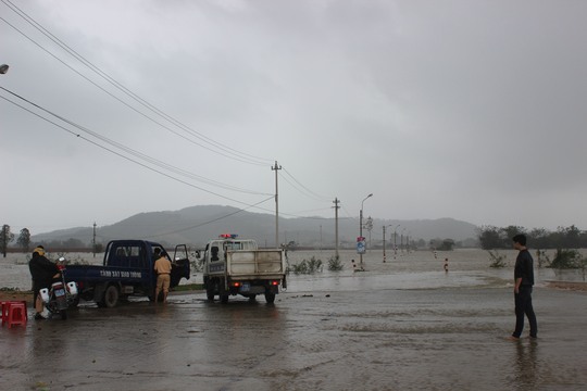 
CSGT huyện Tuy Phước lập chốt chặn những đường ngập nước không cho dân đi lại để đảm bảo tính mạng cho họ

