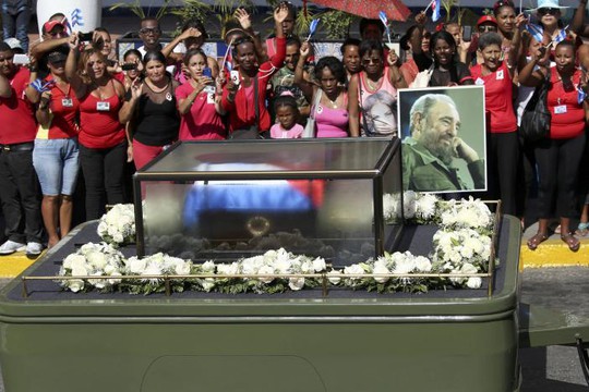 
Tro cốt của lãnh tụ Fidel Castro đến TP Santiago hôm 3-12. Ảnh: Reuters
