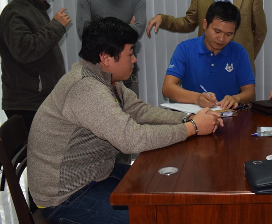 
Nguyễn Hoài Tâm (trái) bị thẩm vấn sau khi sa lưới. Ảnh: QUANG NHẬT
