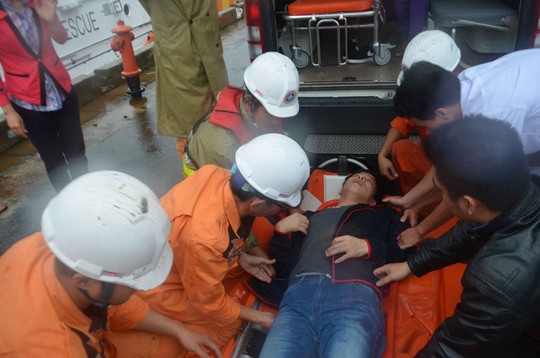 
Lực lượng cứu nạn của tàu SAR 412 đưa thuyền viên người Trung Quốc vào bờ cấp cứu. Ảnh: Danang MRCC
