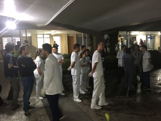 Các bác sĩ Bênh viện San Juan de Dios ở LaCeja, Colombia chờ cứu thương