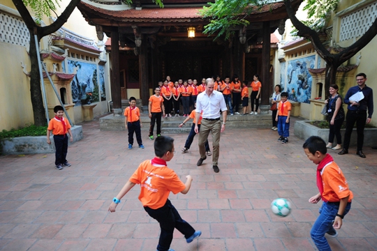 
Hoàng tử chơi bóng với các em học sinh trường Tiểu học Hồng Hà

