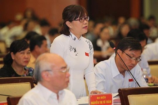 
Đại biểu Nguyễn Thị Tố Trâm phát biểu tại phiên thảo luận ở hội trường. Ảnh Hoảng Triều
