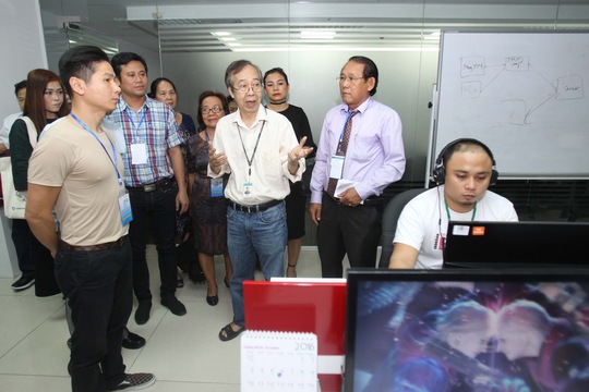 
Kiều bào tham quan Khu Công viên phần mềm Quang Trung
