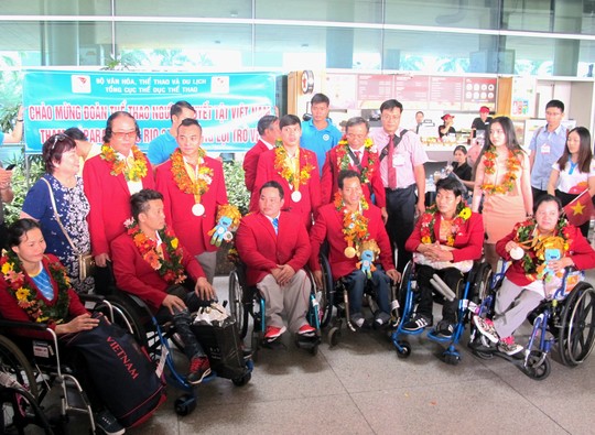 
Các VĐV khuyết tật Việt Nam trở về sân bay Tân Sơn Nhất trưa 21-9 Ảnh: Đào Tùng

