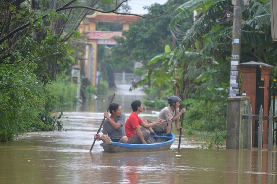 Quảng Nam: 5 thủy điện xả lũ, hạ du ngập nặng