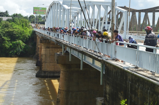 
Người dân đứng trên cầu xem lực lượng chức năng cứu hộ
