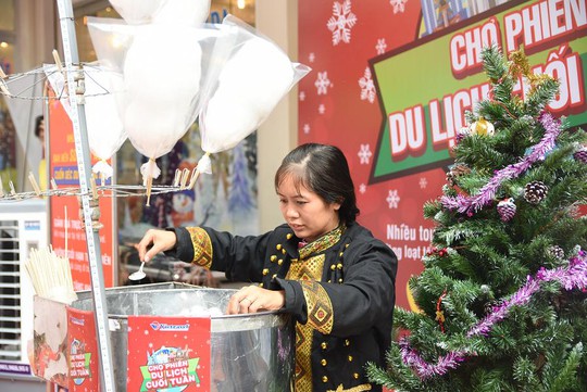 
Máy làm kẹo bông gòn được bố trí ngay tại chợ phiên
