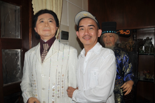 Ca sĩ Minh Thuận bên bức tượng sáp của NSND Thanh Tòng