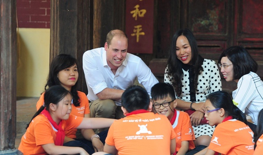 Hoàng tử trò chuyện cùng các em học sinh