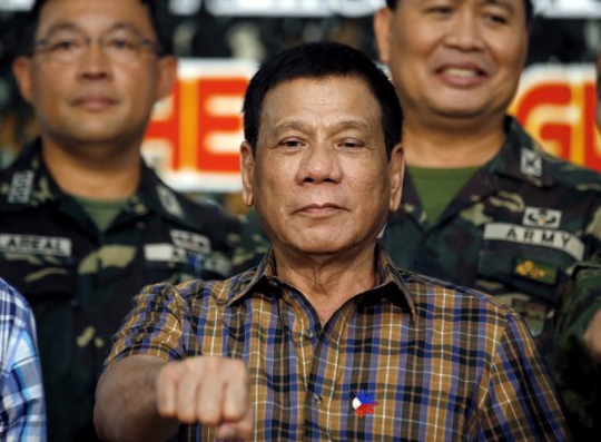 
Tổng thống Rodrigo Duterte bị điều tra xem liệu tay ông có nhuốm máu từ khi làm thị trưởng Davao hay không Ảnh: REUTERS
