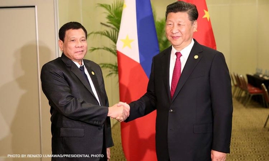
Chủ tịch Trung Quốc Tập Cận Bình (phải) gặp Tổng thống Philippines Rodrigo Duterte tại Peru. Ảnh: Presidential Photo
