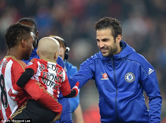 Fabregas, người ghi bàn thắng duy nhất giúp Chelsea chiến thắng trận này, đến bắt tay Lowery