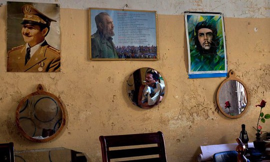 Ảnh của các ông Raúl Castro, Fidel Castro và Ernesto ‘Che’ Guevara (từ trái qua) trên một bức tường ở Havana. Ảnh: AP