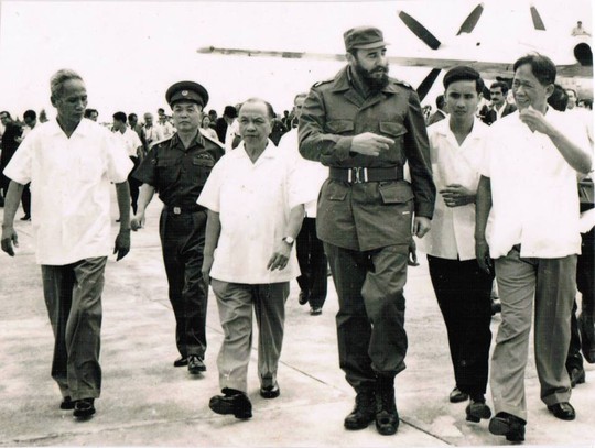 
Lãnh đạo Đảng, nhà nước đón tiếp Chủ tịch Fidel Castro thăm nước ta lần thứ nhất tại sân bay Gia Lâm vào tháng 9-1973. Ảnh: TƯ LIỆU
