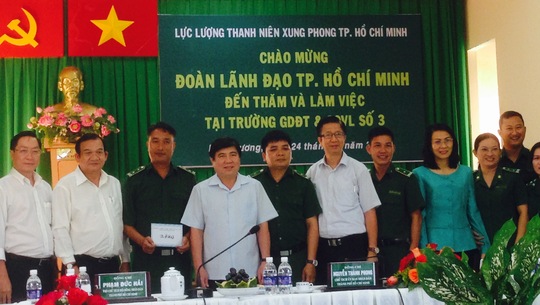 
Ông Nguyễn Thành Phong, Chủ tịch UBND TP HCM (thứ tư từ trái qua) cùng đoàn công tác đến thăm và làm việc tại Trường Giáo dục đào tạo và Giải quyết việc làm số 3
