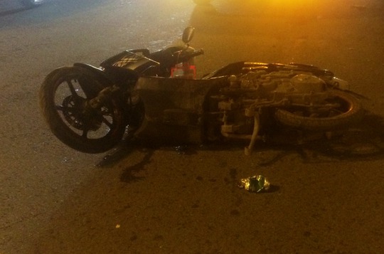 Chiếc xe máy của 2 nạn nhân nằm chỏng chơ trên mặt đường