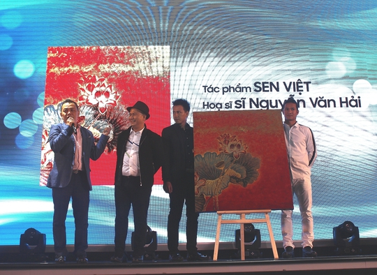 Tác phẩm Sen Việt đấu giá được 3.000 USD trong sự kiện Giai điệu Hy vọng 4. Ảnh: T.Hằng