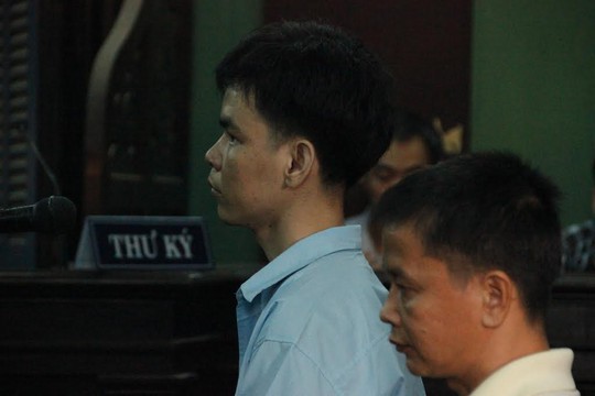 
Bùi Thanh Hoài (áo xanh) và Lương Tuấn Khanh tại phiên phúc thẩm
