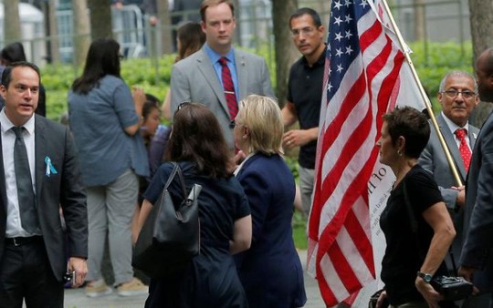 
Người phụ nữ đi bên cạnh bà Clinton (tóc vàng) được cho là nữ điều dưỡng riêng. Ảnh: Reuters
