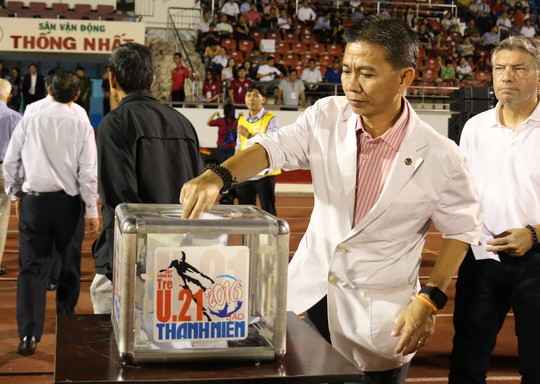 HLV Hoàng Anh Tuấn đáp trả những lời chỉ trích của HLV Phạm Minh Đức dành cho lứa U19 của ông