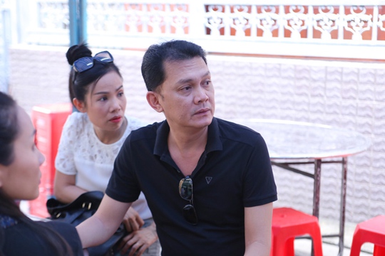 
Nghệ sĩ Hữu Châu đến viếng đồng nghiệp đàn em Minh Thuận
