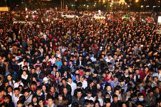 Hàng vạn người dân cùng du khách xem chương trình đếm ngược 2016 ở Đà Nẵng