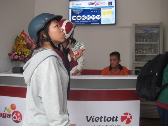 
Người dân chọn mua vé số điện toán do Vietlott phát hành
