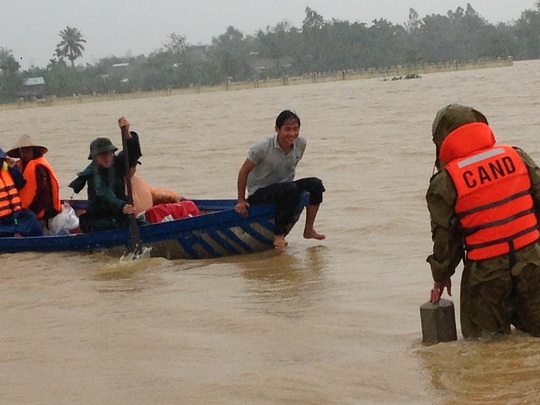 
Công an huyện Đại Lộc vượt lũ đưa chị Trinh đến bệnh viện sinh

