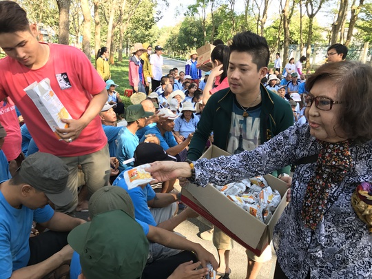 NSƯT Diệu Hiền và các diễn viên trẻ cùng trao tặng bánh cho các bệnh nhân