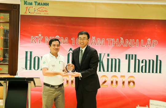 
Ông Minoru Kato, Tổng Giám đốc Honda Việt Nam, trao kỷ niệm chương 10 năm thành lập cho ôngĐinh Hữu Thông - Giám đốc Công ty CP Ô tô Kim Thanh
