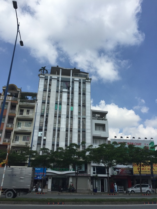 Khách sạn BigLand (đường Võ Văn Kiệt, phường 10, quận 5) nơi xảy ra vụ cháy.