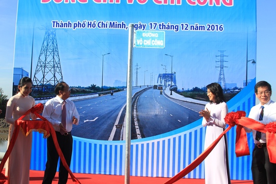 
Lãnh đạo TP thực hiện nghi thức gắn bảng tên đường Võ Chí Công
