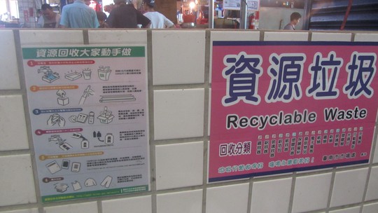 
Dù là chợ nhưng quy định về phân loại rác tái chế vẫn khá nghiêm ngặt
