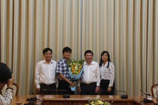 
Ông Lê Thái Hỷ (thứ 2 từ trái sang) được nghỉ hưu để hưởng chế độ BHXH từ ngày 1-12-2016
