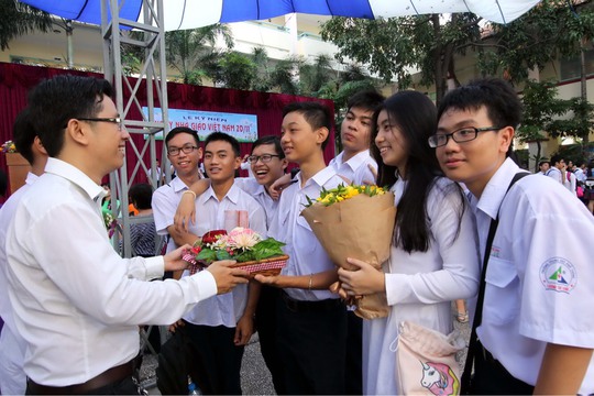 
Học sinh Trường THCS-THPT Lương Thế Vinh, TP HCM chúc mừng thầy nhân ngày 20-11
