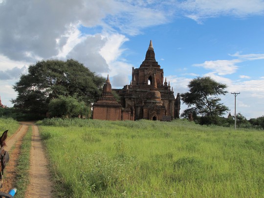 Bagan rạng rỡ dưới những con đường mây trắng