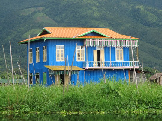 
Những ngôi nhà đầy màu sắc giữa núi, sông xanh biếc
