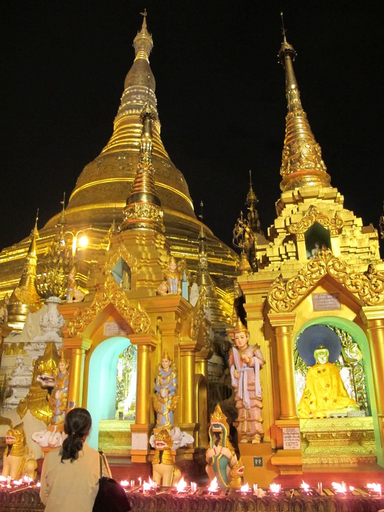 
Chùa Shwedagon vào ban đêm
