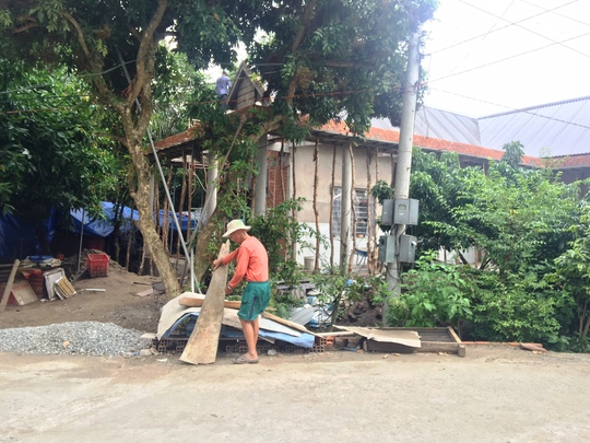 
Nhà của cha ông Sơn đang xây dựng vào tháng 7-2016 sau khi nhận suất hỗ trợ không qua xét duyệt cấp cơ sở
