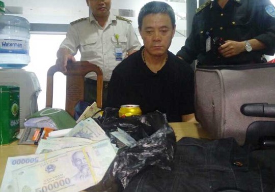 
Ông Wang Qing Jian bị bắt giữ cùng số tiền 400 triệu đồng khi vừa xuống sân bay Đà Nẵng
