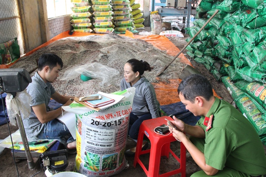  Cơ quan chức năng đang lấy lời khai của chủ cơ sở. 